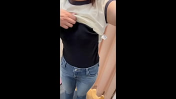 更衣室でオナニーしたらとても濡れました…