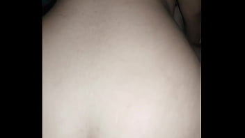 La pequeña perra se quejó de que me corri dentro de su coño pero no me detuve y se lo llene de leche