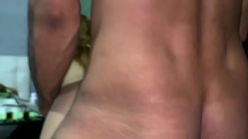 Mi padrastro me folla y le doy una buena mamada que le saco toda su leche