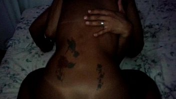 Casada sentando no amigo