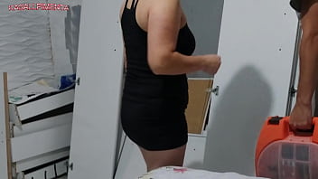 Dona de casa amadora seduzindo o montador e pagando o serviço com xerecard