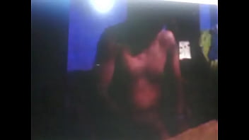 Arrecho mostrando sus miniaturas por web cam