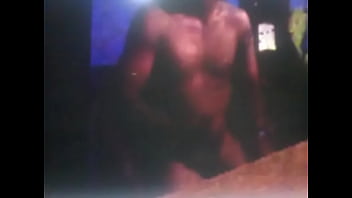 Arrecho mostrando sus miniaturas por web cam