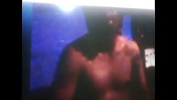 Arrecho mostrando sus miniaturas por web cam