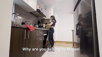 La lesbiana de mi hermanastra me ayuda a lavar la ropa sucia