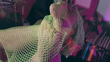 I know you can resist these feet