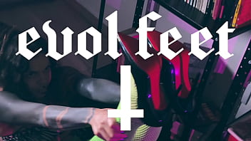 I know you can resist these feet