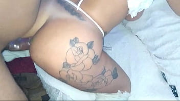 Moreno pauzudo meteu na coroa tatuada