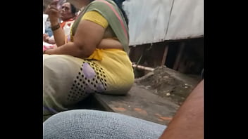 Desi yellow saree aunty curvyand sexy hips