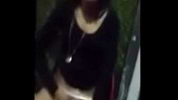 Chica se masturba en la peluqueria