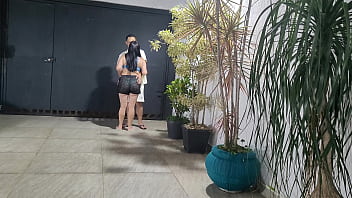 Sexo arriscado com meu vizinho na garagem de casa enquanto corno esta no banho