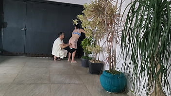 Sexo arriscado com meu vizinho na garagem de casa enquanto corno esta no banho