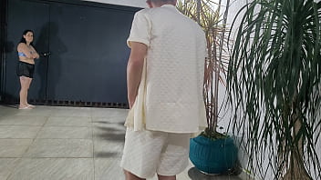 Sexo arriscado com meu vizinho na garagem de casa enquanto corno esta no banho