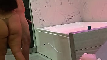 Sexo en el jacuzzi con el recepcionista del motel