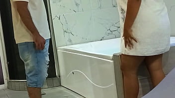 Sexo en el jacuzzi con el recepcionista del motel