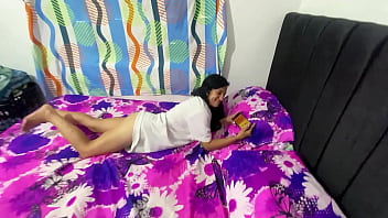 Me dejan bajo el cuidado de mi padrino y termina metiendo su polla gruesa en mi coño