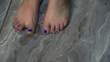 Foot fetish showing feets foot soles and nails walking naked and barefoot bugs bunny blue nails