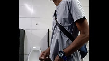 Aproveitando Para Bater Uma No Banheiro thumbnail