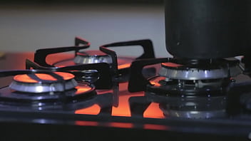 Loira puta chama porteiro para chupar sua buceta