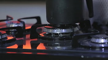 Loira puta chama porteiro para chupar sua buceta