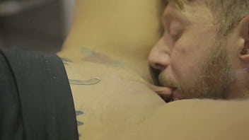 Loira puta chama porteiro para chupar sua buceta