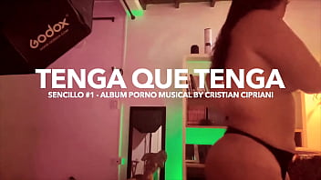 Two brunettes listening to tenga que tenga