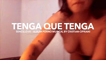 Two brunettes listening to tenga que tenga