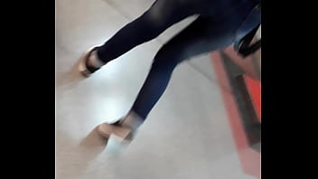 Pendeja nalgona en la calle