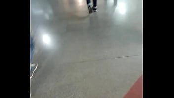 Pendeja nalgona en la calle