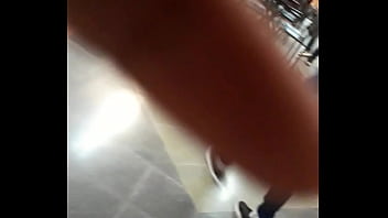 Pendeja nalgona en la calle