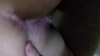 Morena gozando no sofa