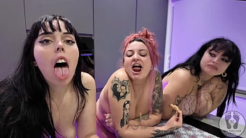 4k chubby girls pizza food fetish eating in topless g string