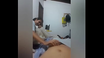 Mi esposa invito a quedarse a una amiga del trabajo y juntas mi chupan el pené muy rico