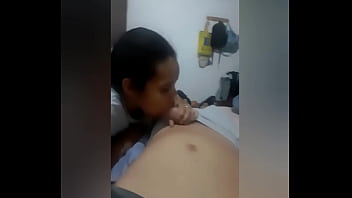 Mi esposa invito a quedarse a una amiga del trabajo y juntas mi chupan el pené muy rico