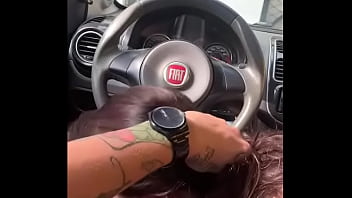 Gozei na boca da vizinha no estacionamento do bar