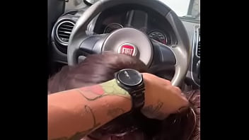 Gozei na boca da vizinha no estacionamento do bar