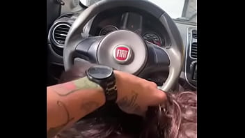 Gozei na boca da vizinha no estacionamento do bar