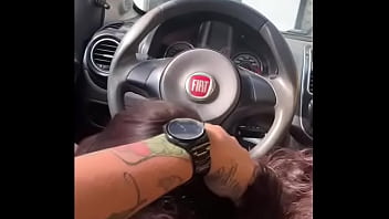 Gozei na boca da vizinha no estacionamento do bar