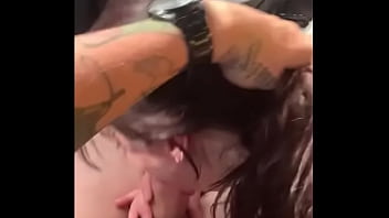 Gozei na boca da vizinha no estacionamento do bar