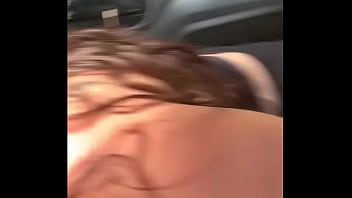 Gozei na boca da vizinha no estacionamento do bar