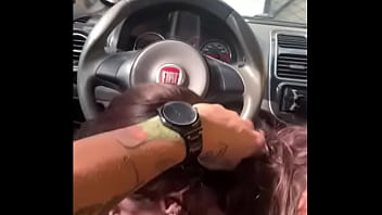 Gozei na boca da vizinha no estacionamento do bar