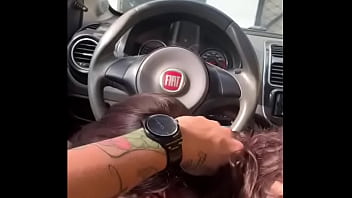 Gozei na boca da vizinha no estacionamento do bar