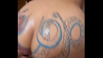 Le pago dinero al prestamista dejándome follar