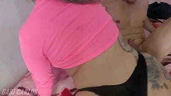 Sexo caseiro com os amigos do corno enquanto ele assistia tudo na vídeo chamada