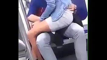 Novios follan en el metro Novios follan en el metro