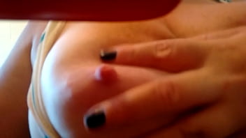 Natalia carioca casada apertando os peitões