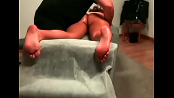 Metiéndole los dedos por el culo y el coño