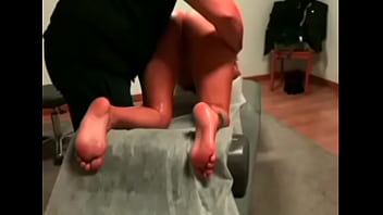 Metiéndole los dedos por el culo y el coño