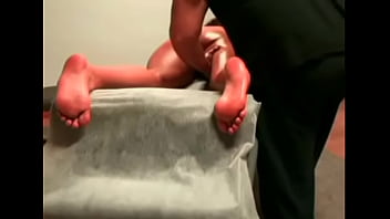 Metiéndole los dedos por el culo y el coño