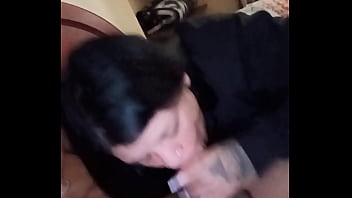 Mi hermanastro me obliga a chuparle la poya después que nos deja solos